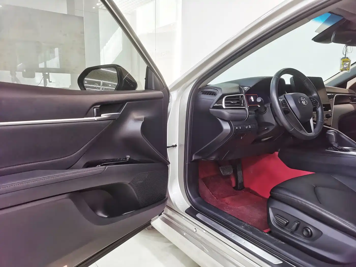 Toyota Camry 2021 Hybrid 2.5HG Luxury Edition фото 13