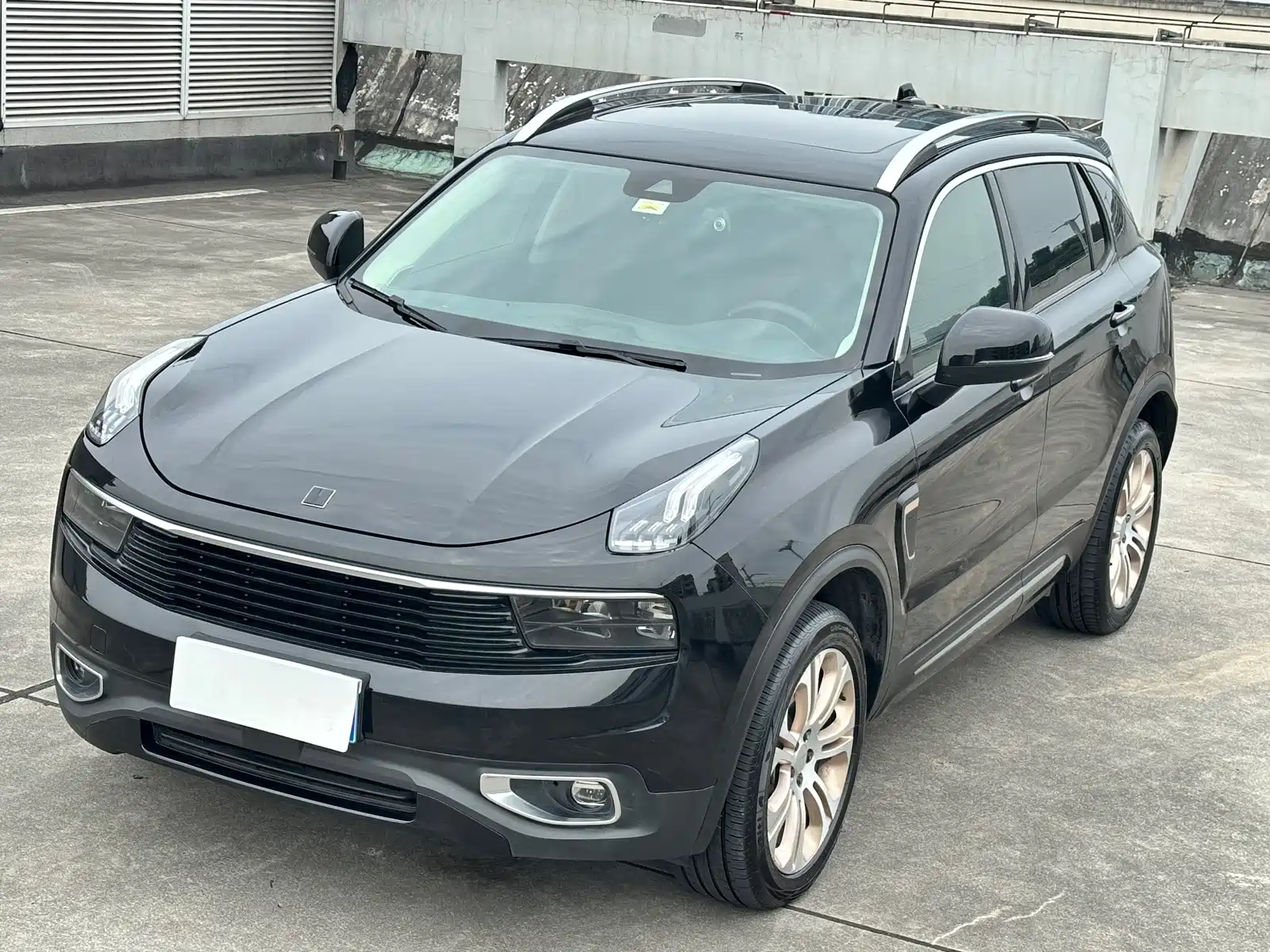 Photo 4 - Lynk & Co 01