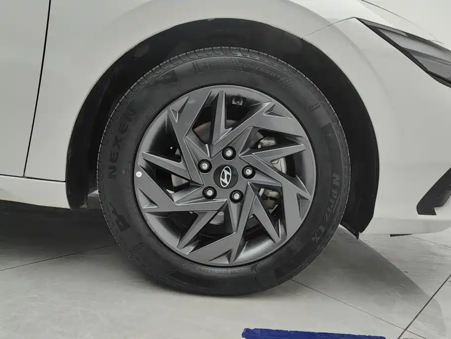 Фото 6 - Hyundai Elantra