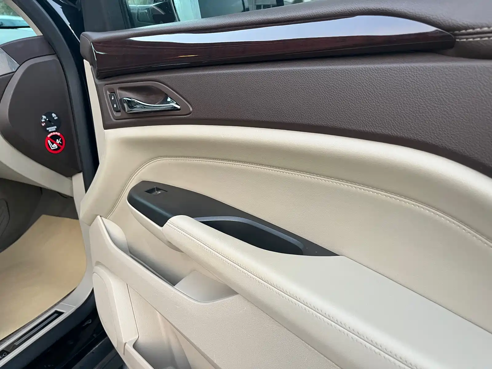 صورة 10 - Cadillac SRX