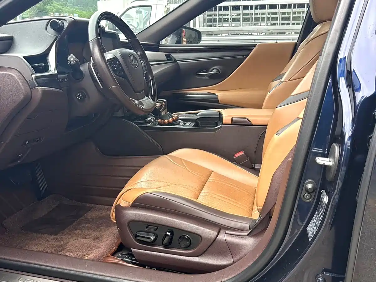 Фото 6 - Lexus ES