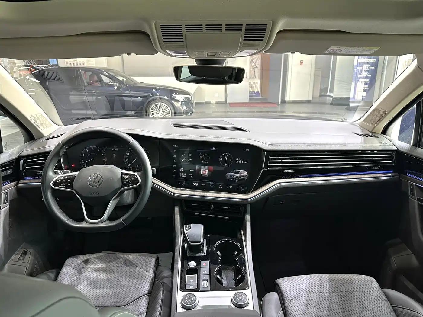 Volkswagen Touareg 2023 3.0TSI R-Line Volcano Rock Paint Sport фото 6