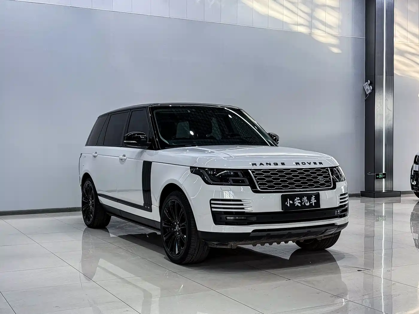 Land Rover Range Rover 2022 3.0 L6 400PS Heritage Extended Classic Edition фото 3