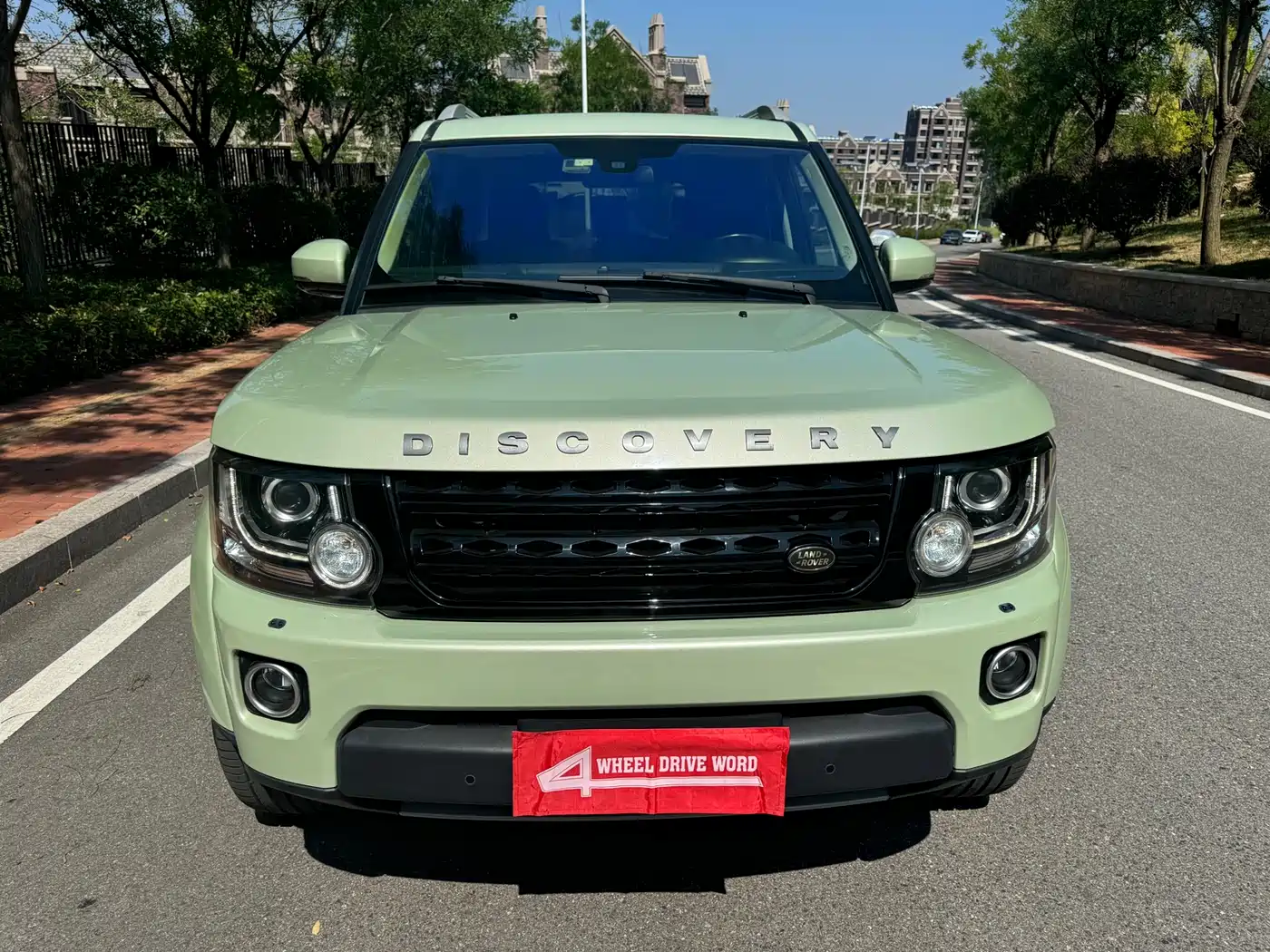 Photo 2 - Land Rover Discovery