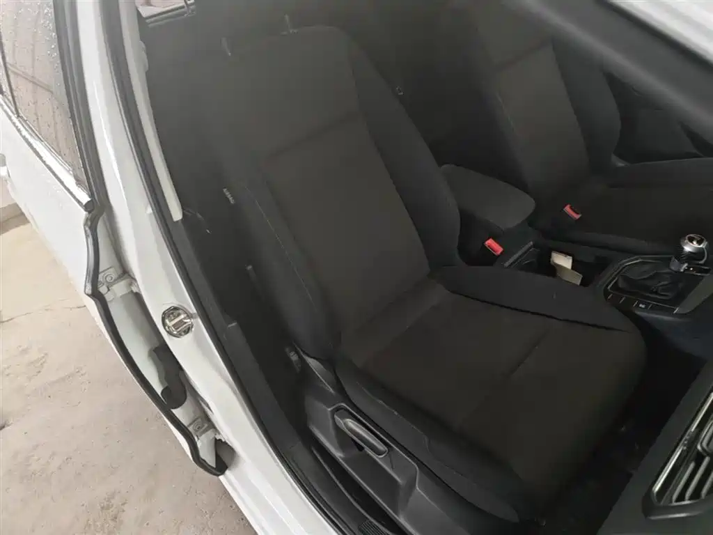 Volkswagen Golf Sportsvan 2016 1.6L Automatic Comfort фото 25