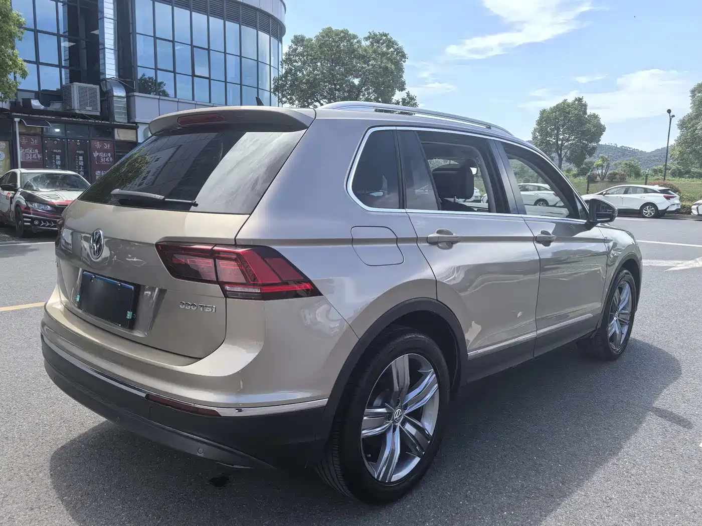VOLKSWAGEN TIGUAN