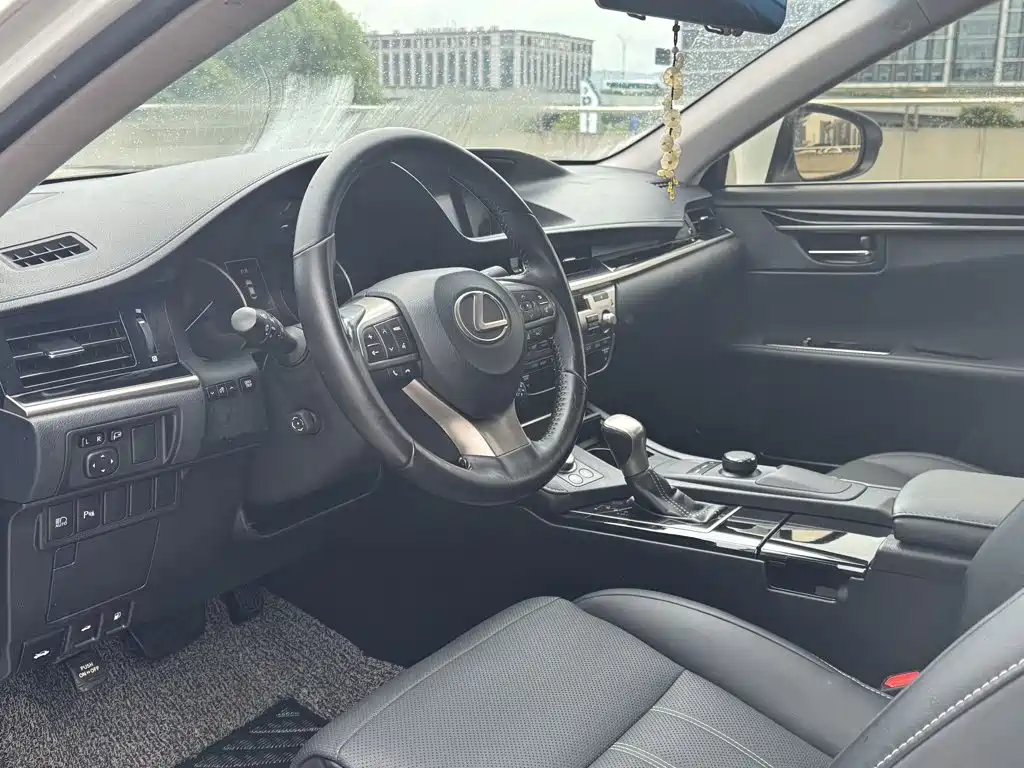 Фото 10 - Lexus ES