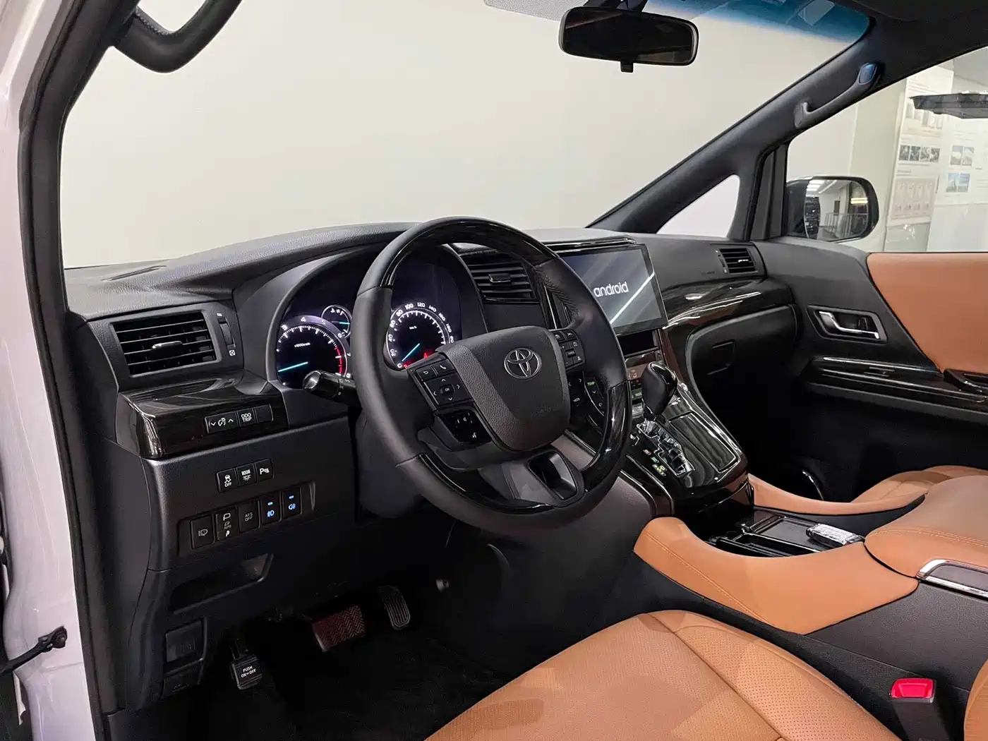 Toyota Alphard фото 5