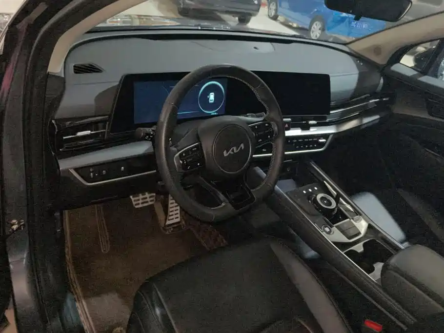 KIA LION PLATINUM EXPANDS THE WORLD