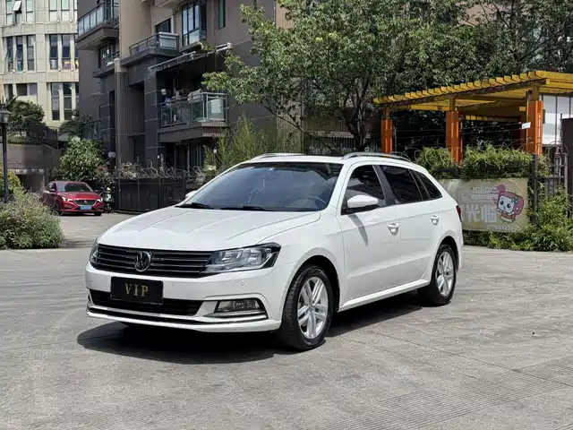  Volkswagen Lavida Tour 2015 1.6L Manual Comfort Edition