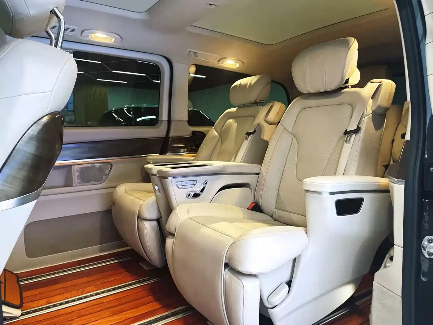 Mercedes-Benz V-Class 2020 Model V 260 L Long Wheelbase Luxury фото 10
