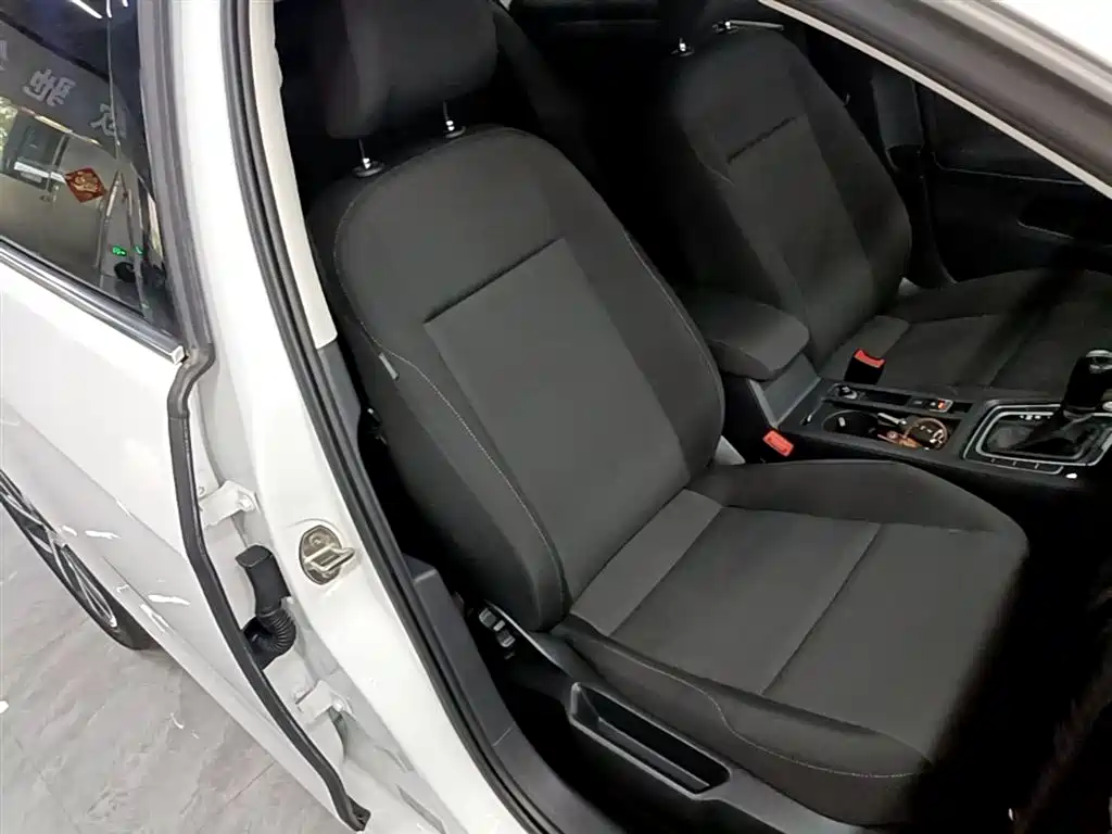 Volkswagen Golf 2020 Beloved Edition 200TSI DSG Comfort Progressive фото 25