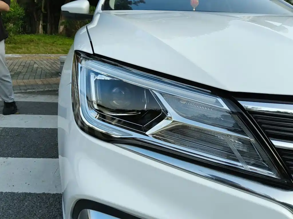 Фото 7 - Roewe i5