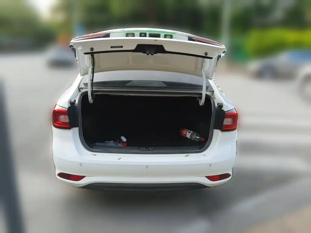 Фото 20 - Roewe i5
