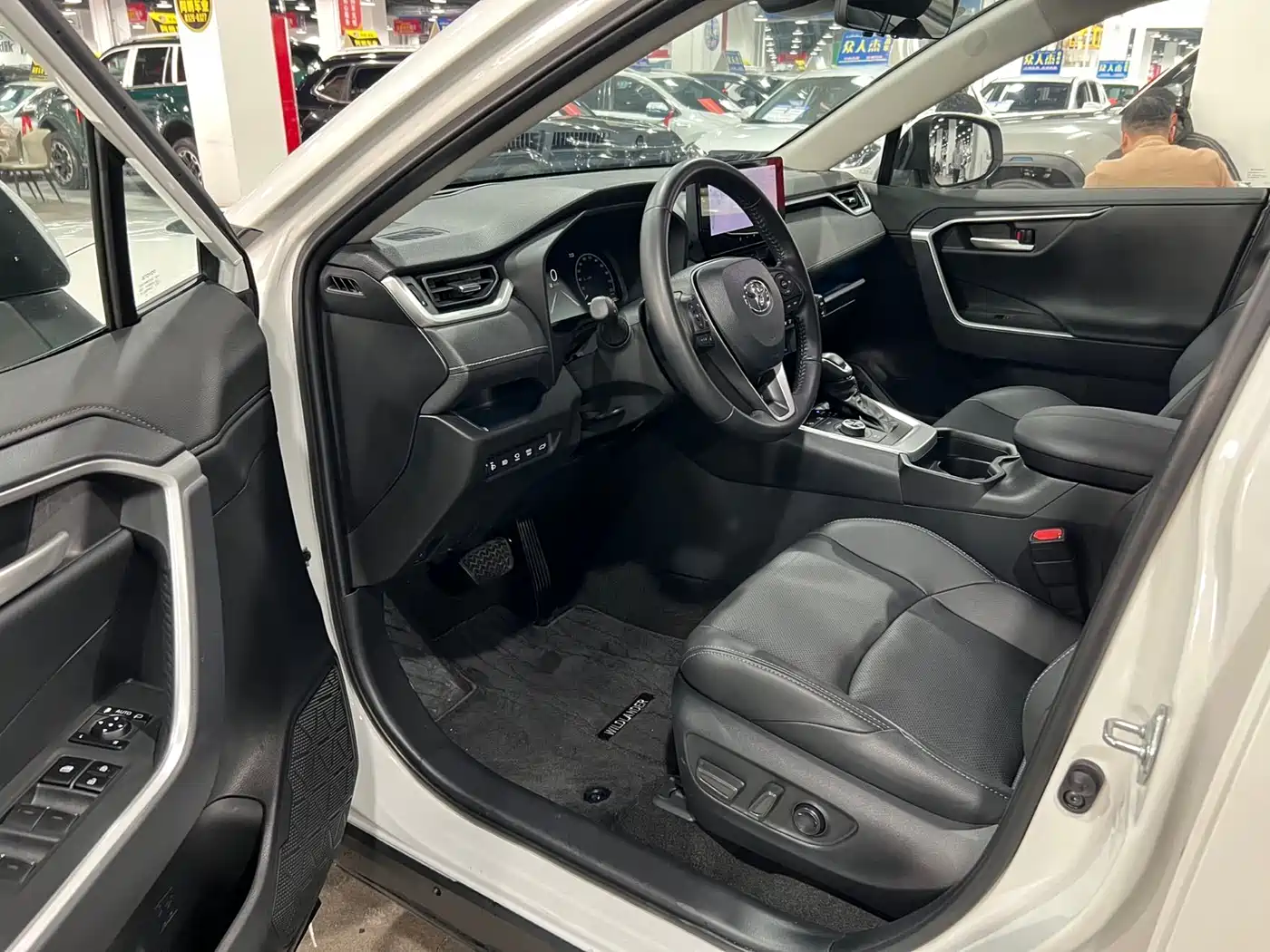 Toyota Wildlander 2023 Hybrid 2.5L E-CVT AWD Premium Edition фото 9