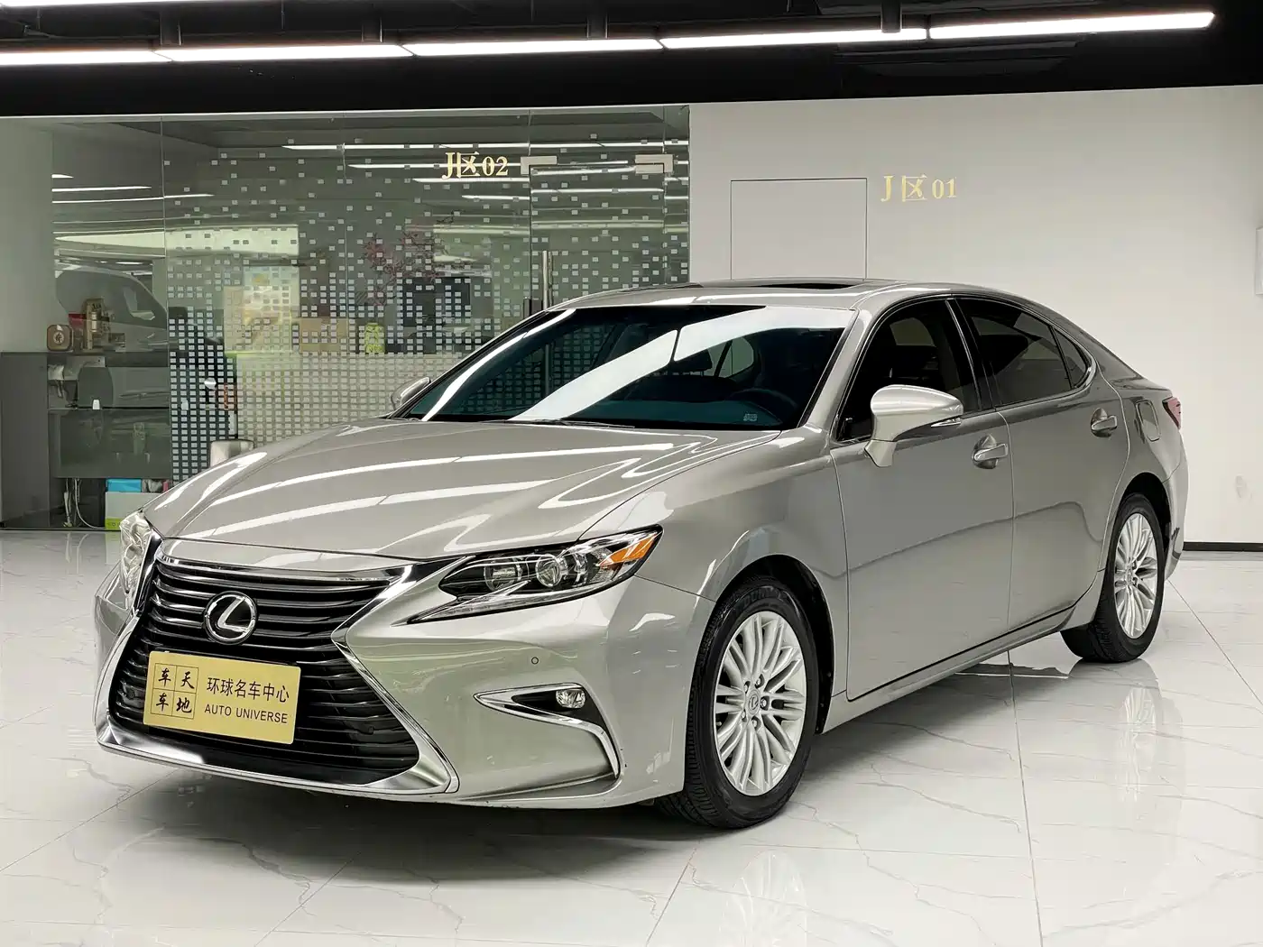 Фото 1 - Lexus ES