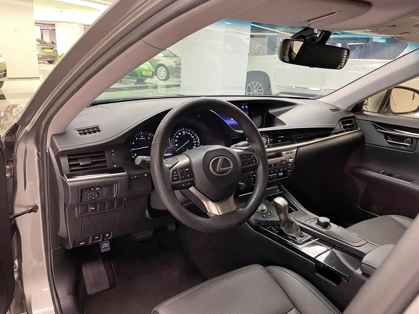 Фото 10 - Lexus ES