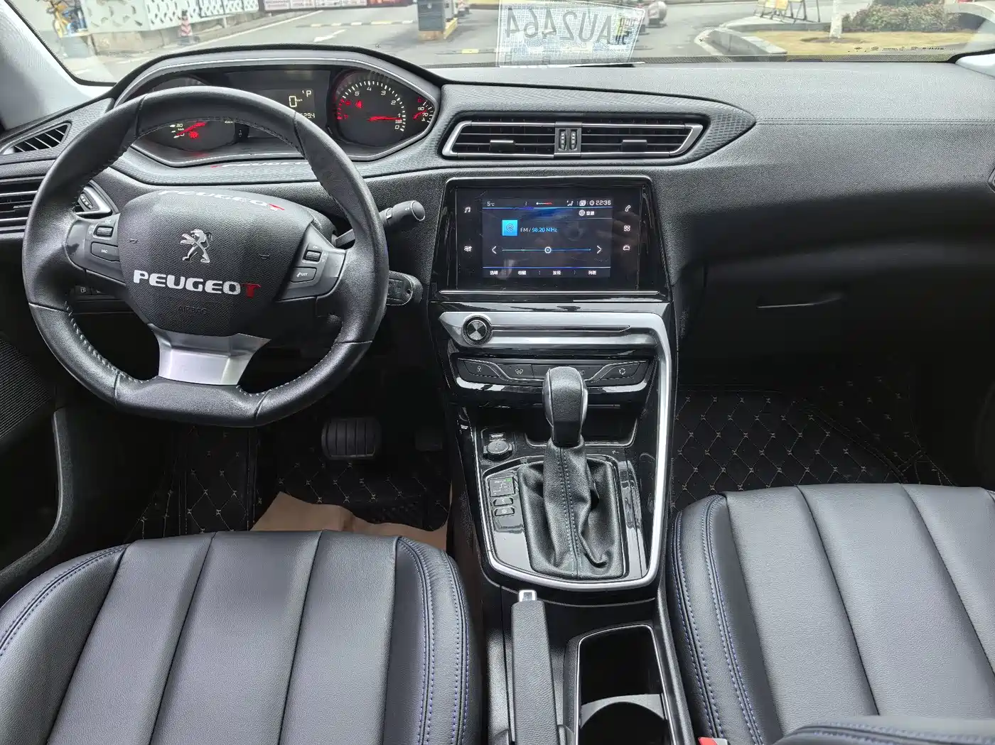 Peugeot 308 2018 1.6L Auto Luxury Edition фото 7