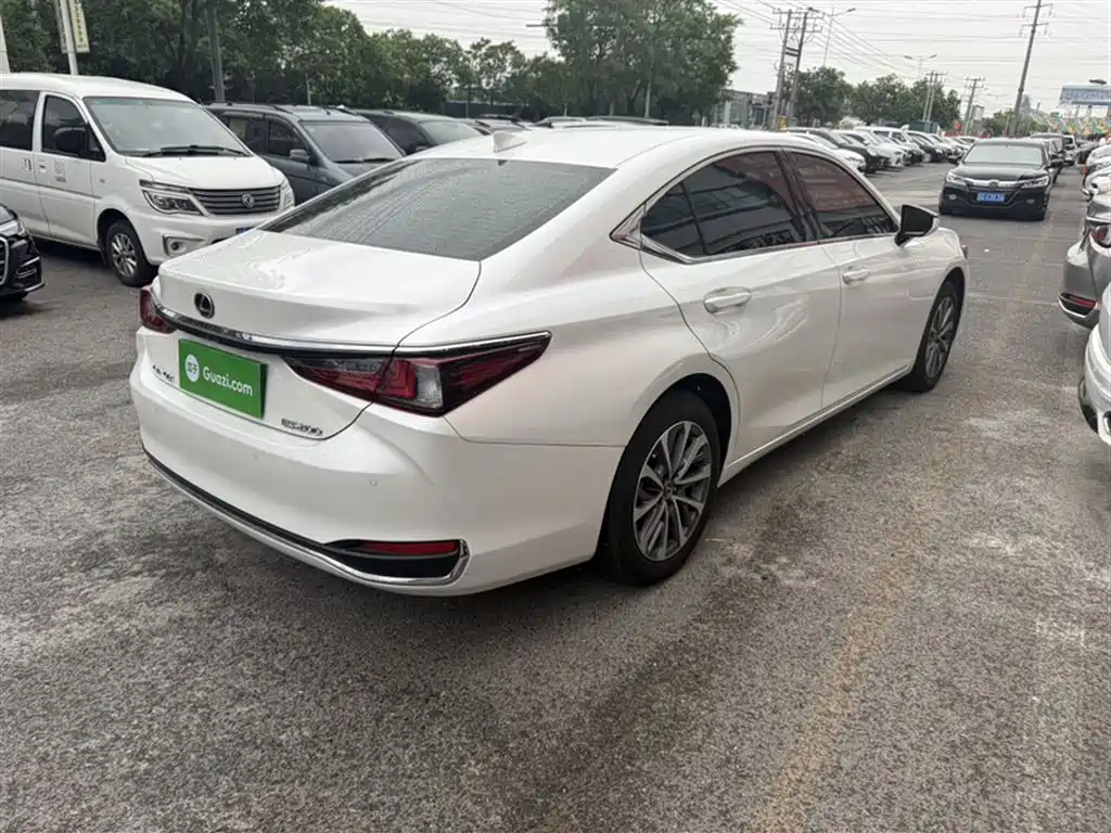 Lexus ES 2022 200 Excellence Edition фото 12