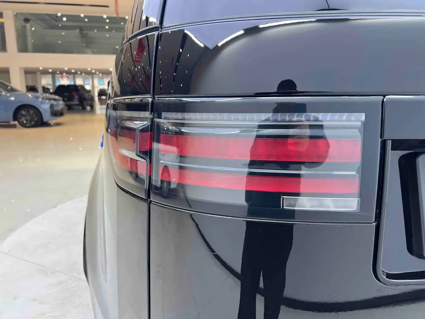 Land Rover Discovery 2023 360PS R-Dynamic S фото 8