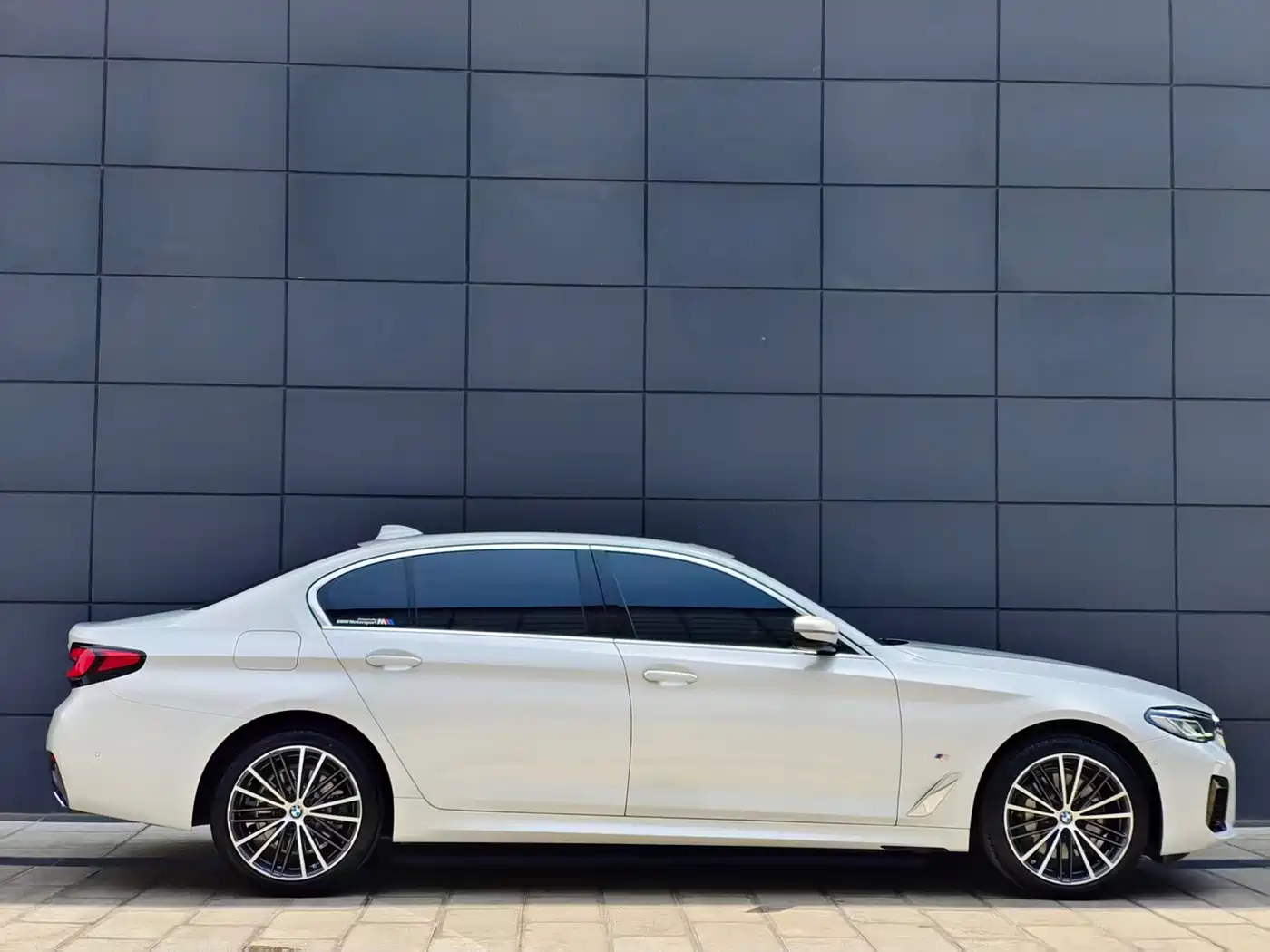 BMW 5 Series 2023 530Li Leading M Sport Package фото 4