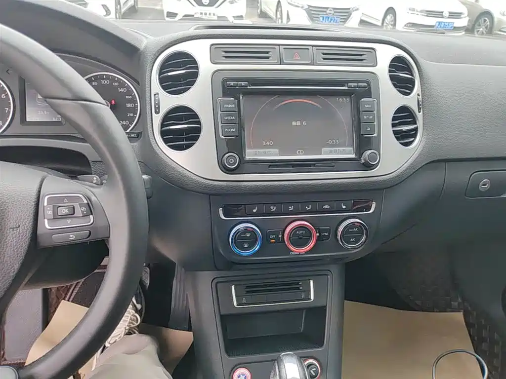 VOLKSWAGEN TIGUAN