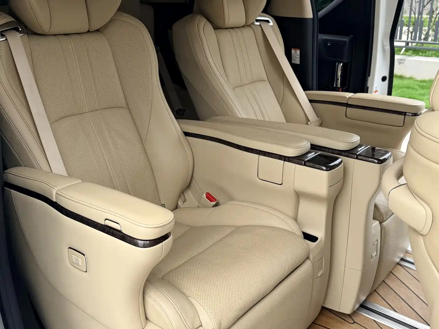 Toyota Vellfire 2020 Twin Engine 2.5L HV Premium Edition фото 12
