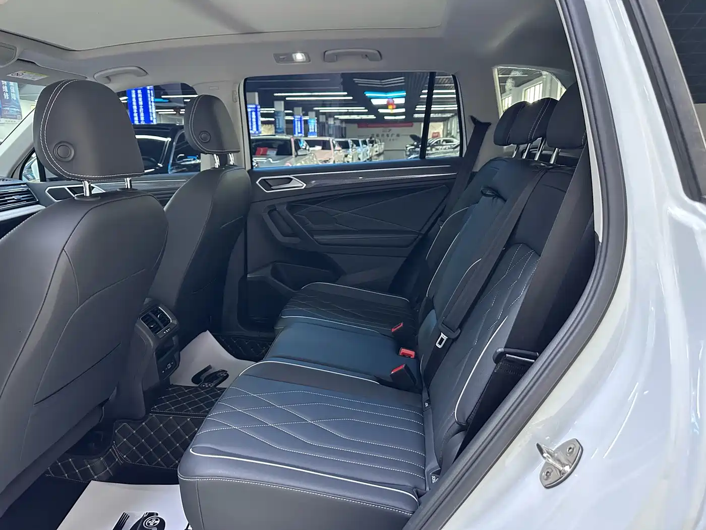 Photo 6 - Volkswagen Tiguan L