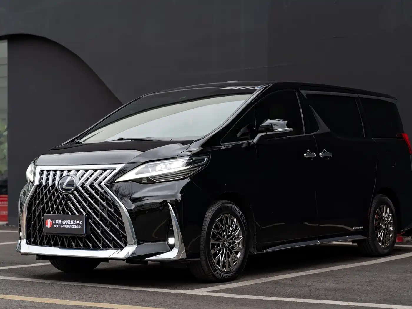 Lexus LM 2020 300h Seven-Seater Elegance Edition фото 2