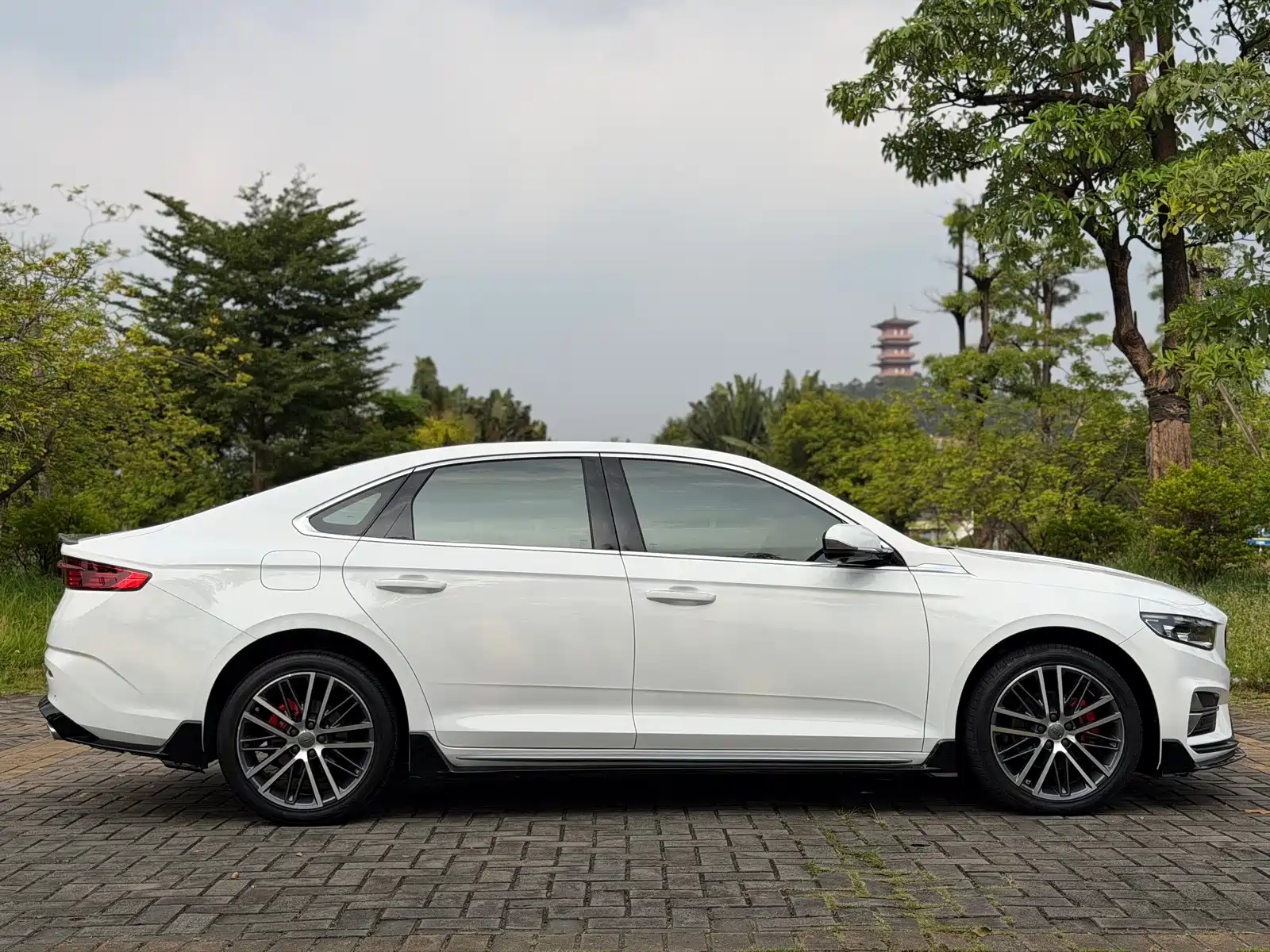 Фото 4 - Geely Preface