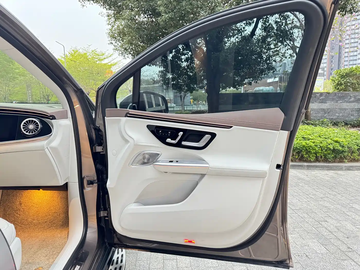 MERCEDES-BENZ EQE SUV