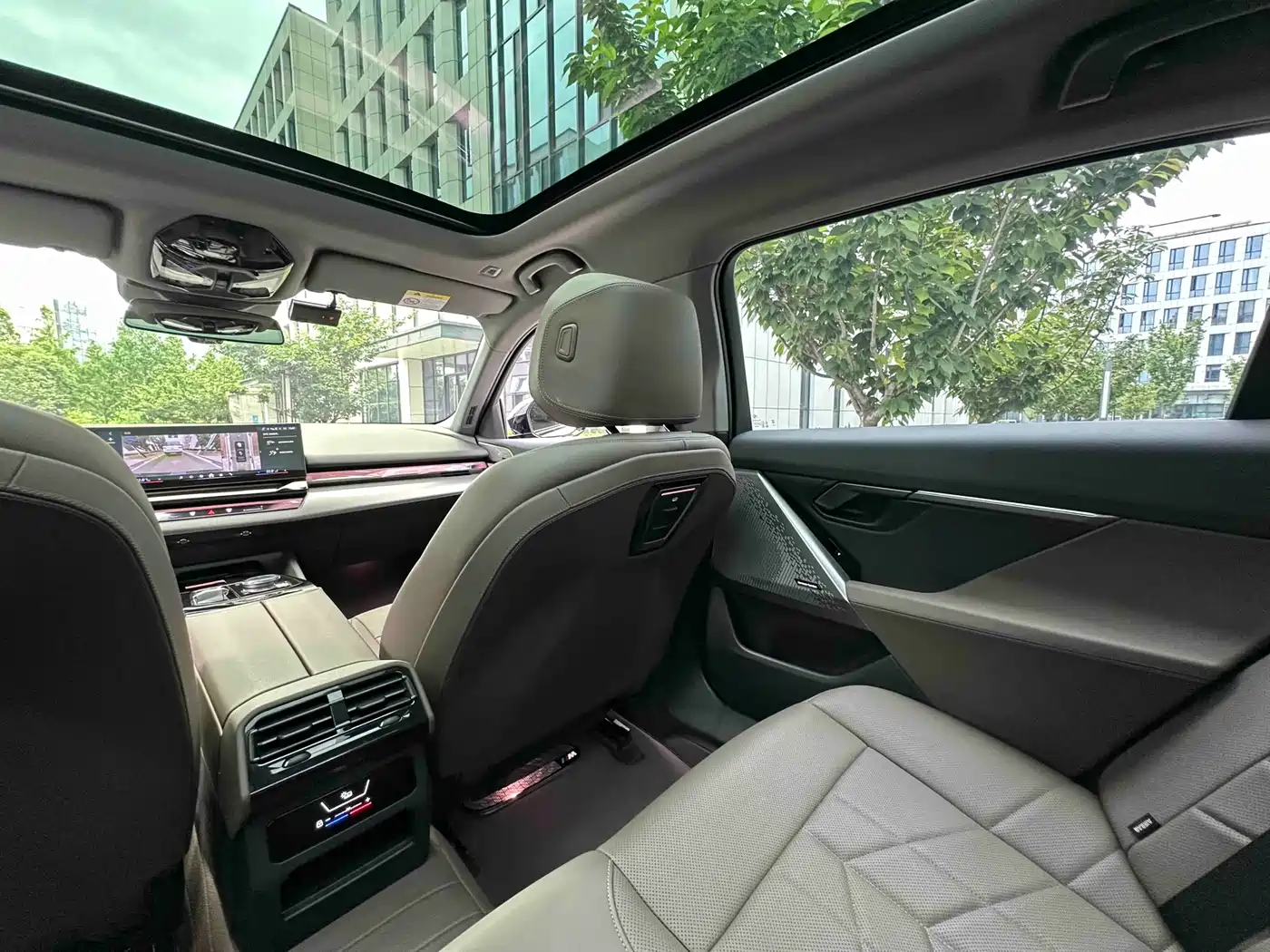 BMW 5 Series 2025 530Li Leading M Sport Package фото 32