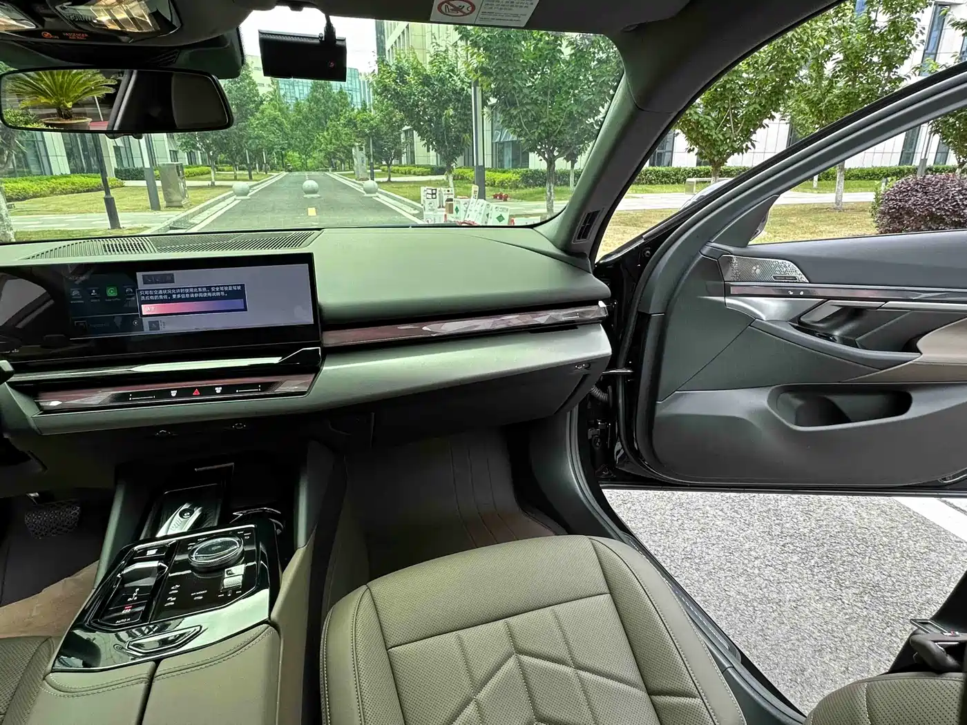 BMW 5 Series 2025 530Li Leading M Sport Package фото 26