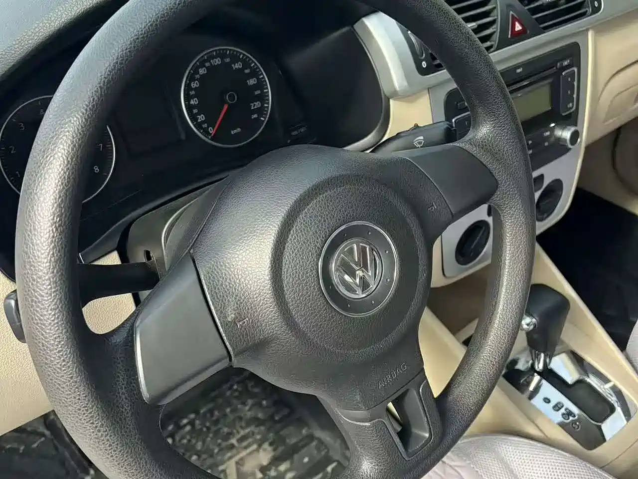 Volkswagen Bora 2011 1.6L Automatic Fashion фото 10