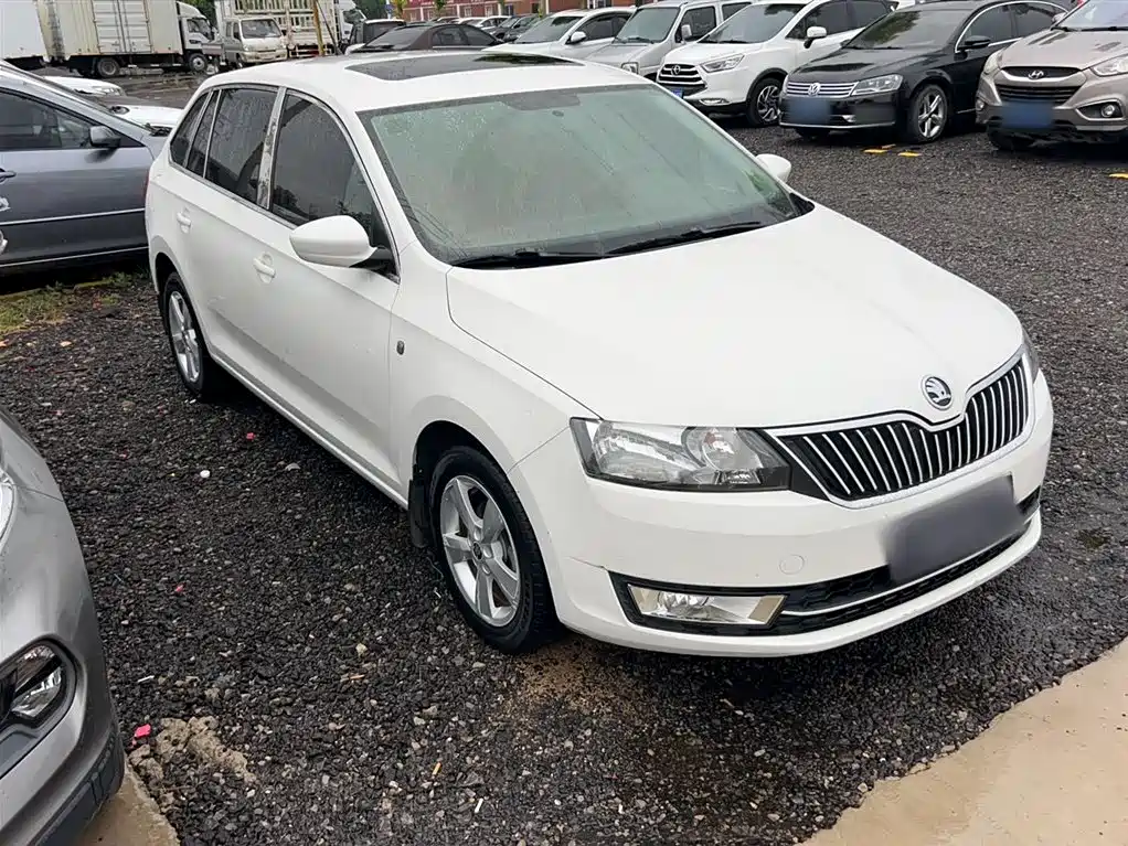 Škoda Skoda Rapid Spaceback 2014 1.6L Automatic Joy Edition фото 6