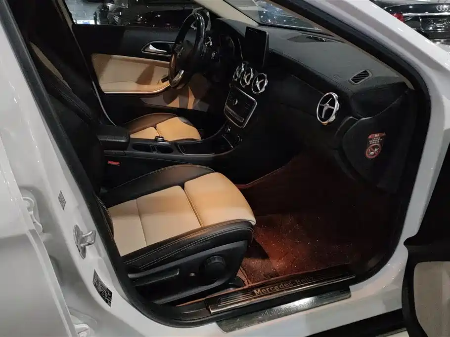 Mercedes-Benz GLA 2017 GLA 220 4MATIC Luxury фото 8