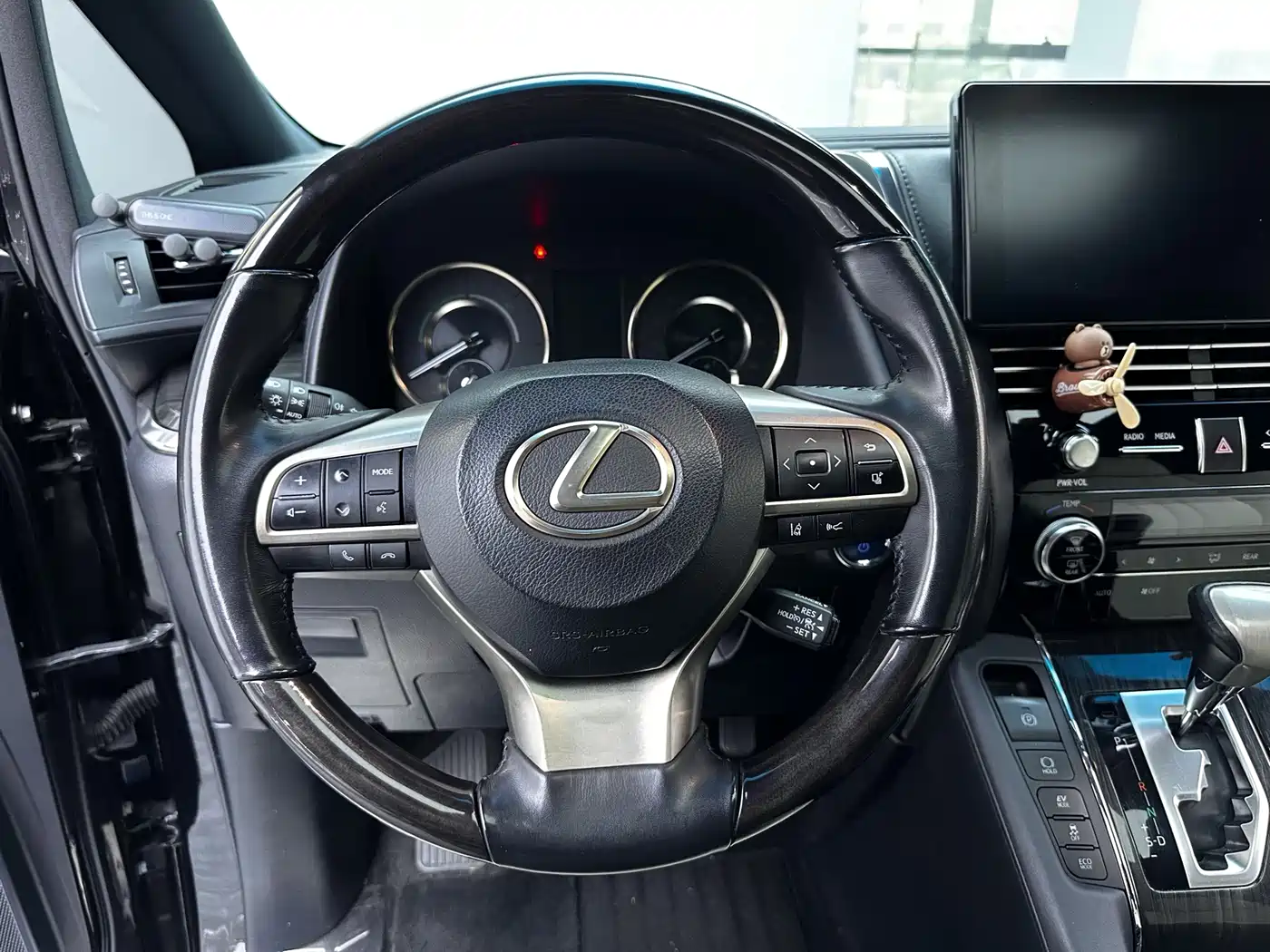 Lexus LM 2020 300h 4-Seat Imperial Edition фото 15