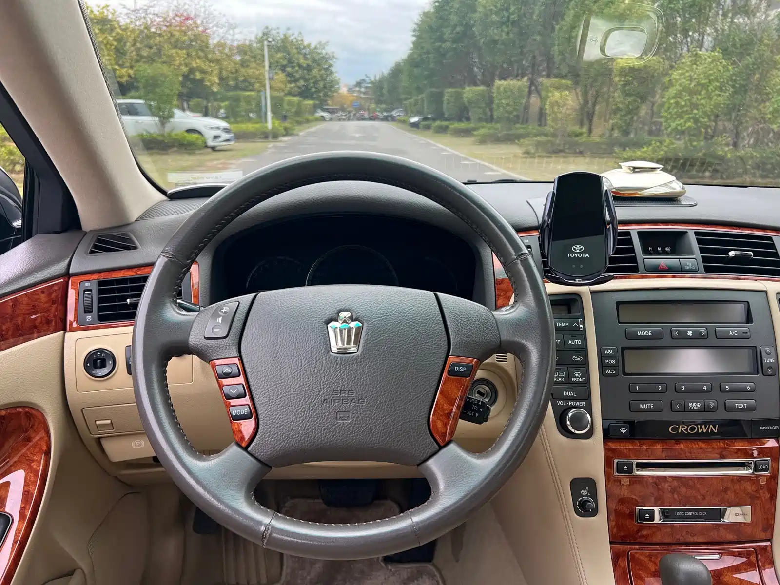 Фото 16 - Toyota Crown