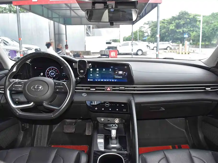 Hyundai Elantra 2021 1.5L CVT LUX Premium Edition фото 12