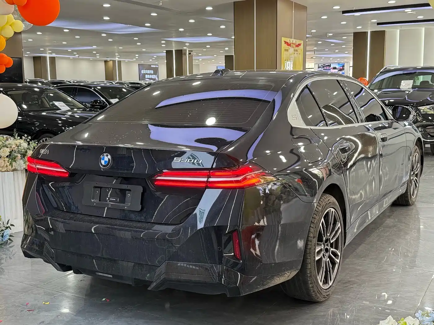 BMW 5 Series 2025 530Li Leading M Sport Package фото 12
