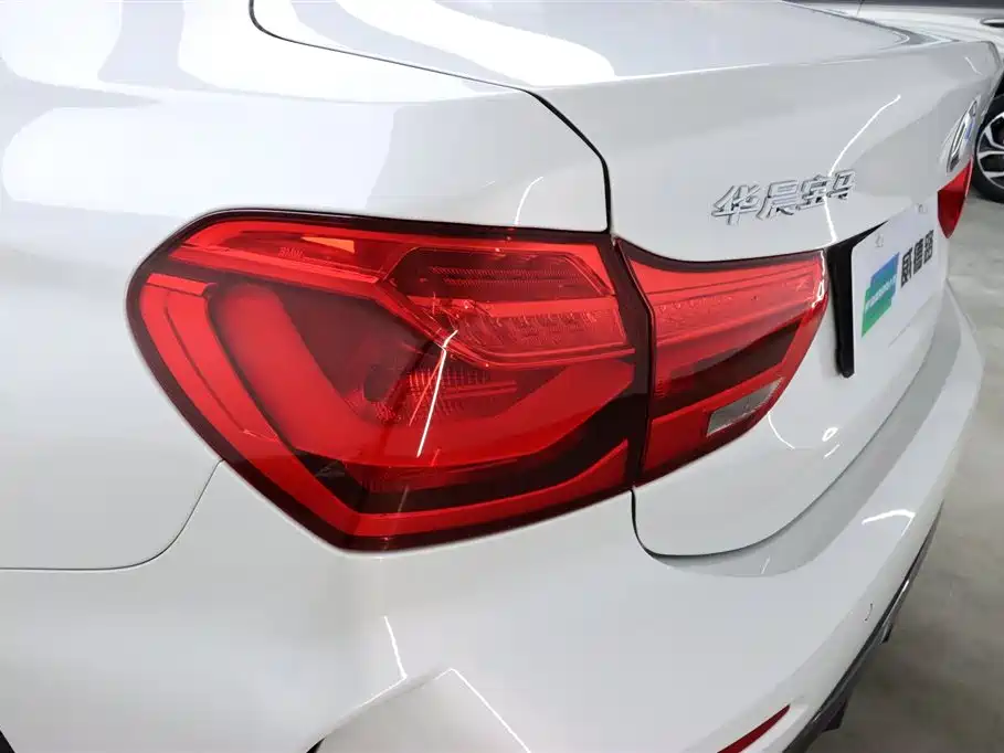 BMW 1 Series 2023 120i M Sport фото 33