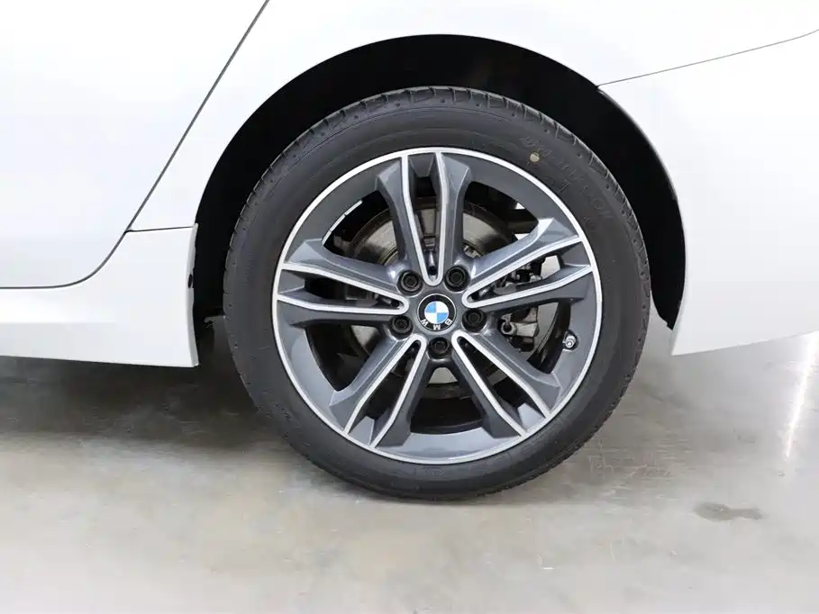 BMW 1 Series 2023 120i M Sport фото 32