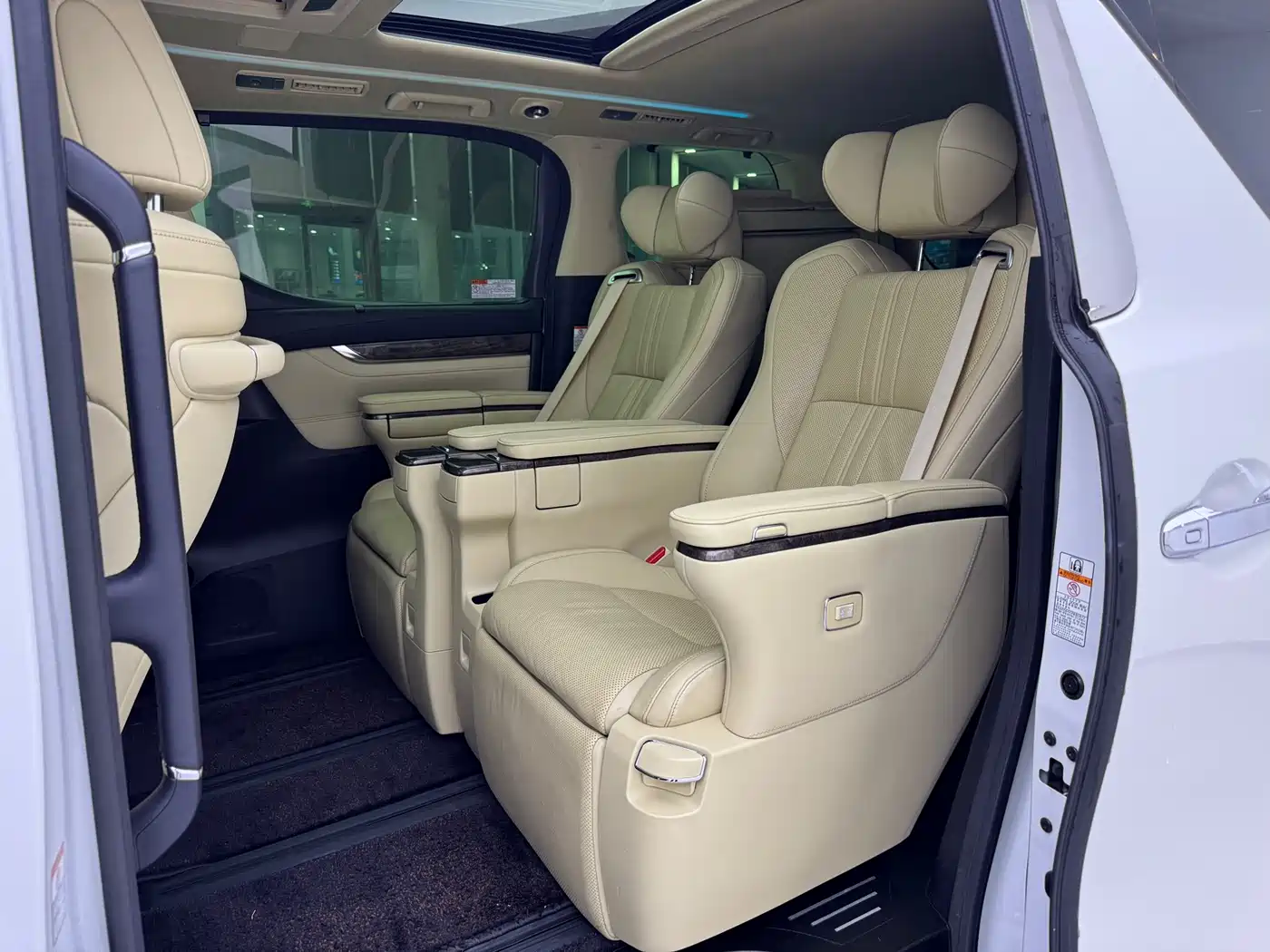 Toyota Alphard 2021 Hybrid 2.5L Premium фото 5