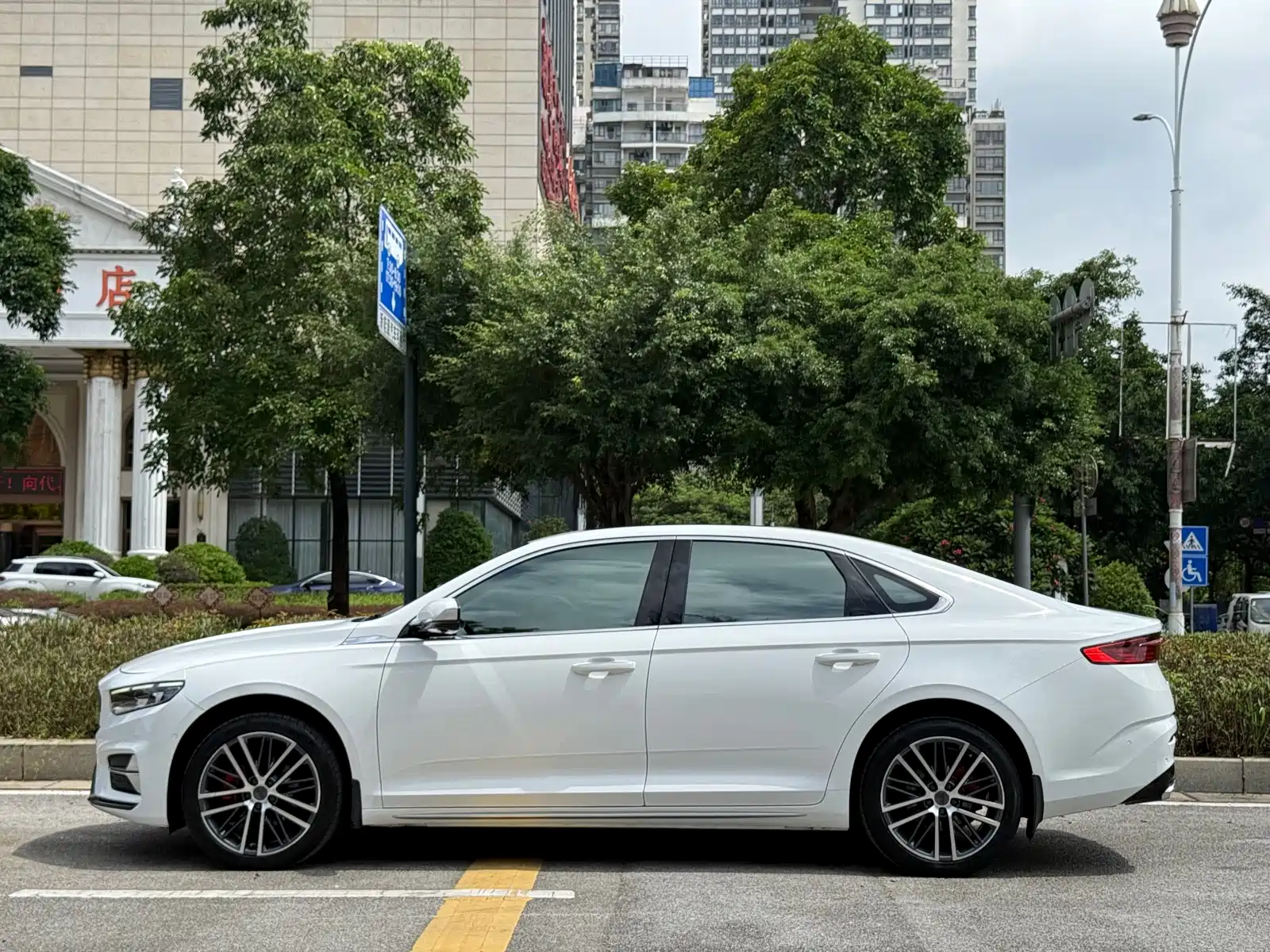 Фото 8 - Geely Preface