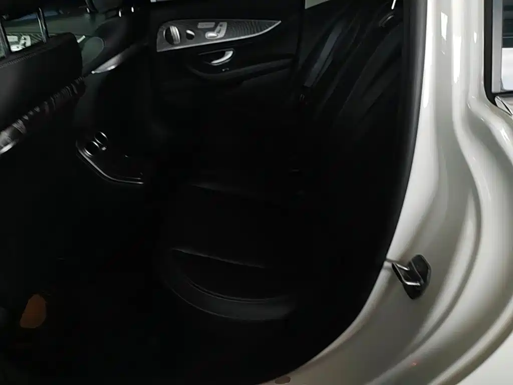 Photo 17 - Mercedes-Benz E-Class