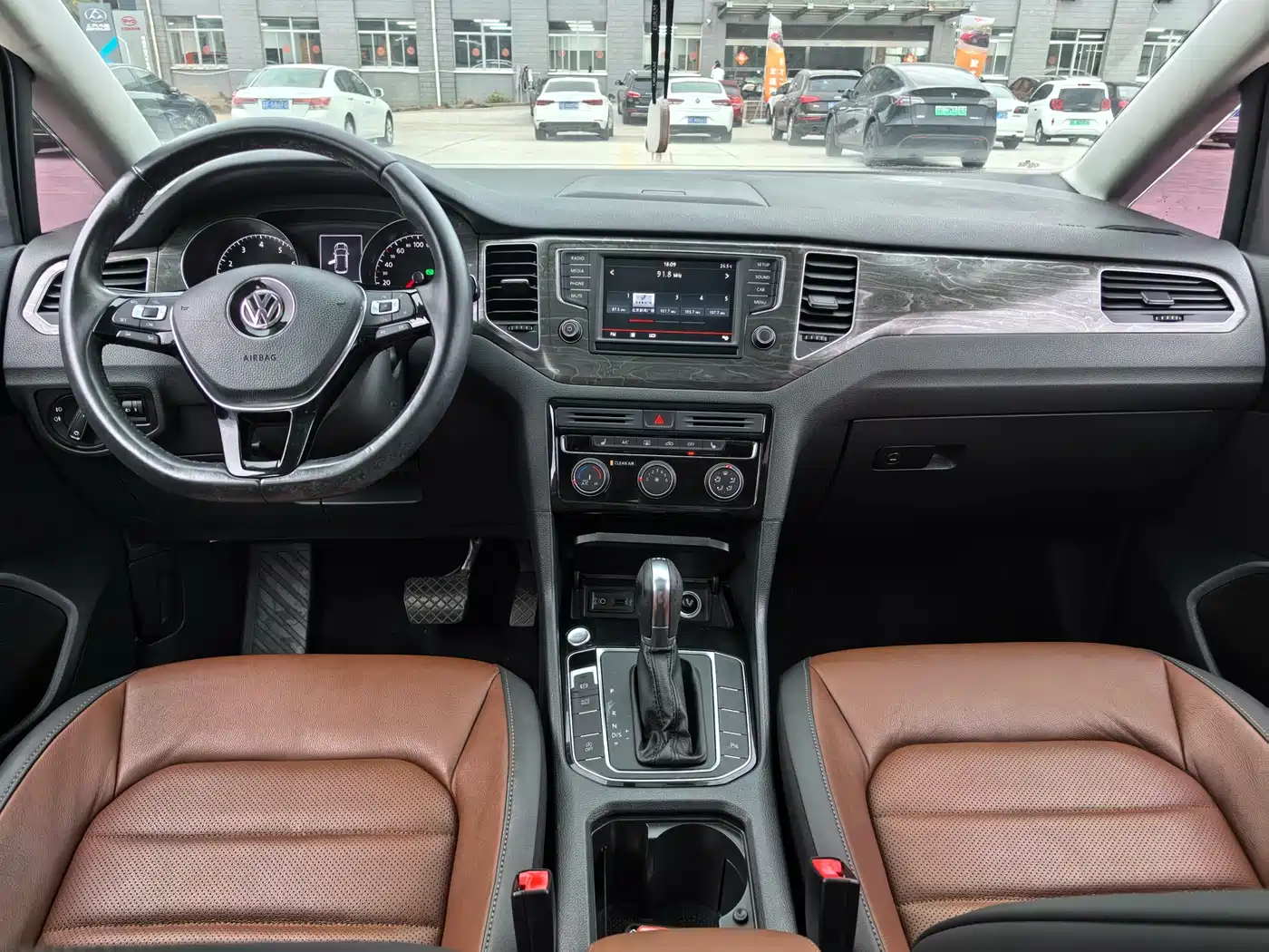 Volkswagen Golf Sportsvan 2016 230TSI Automatic Luxury фото 9