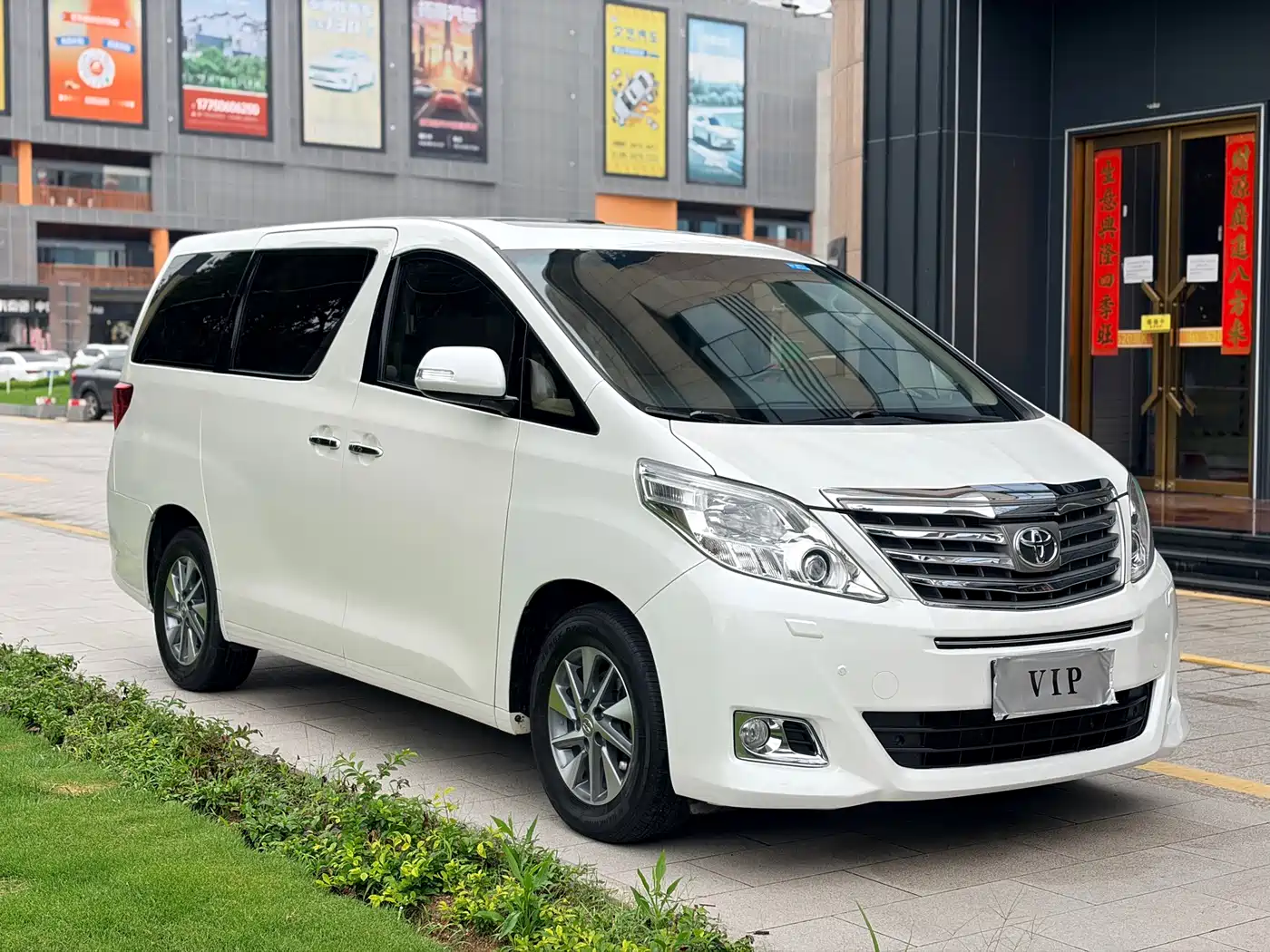 Toyota Alphard фото 3