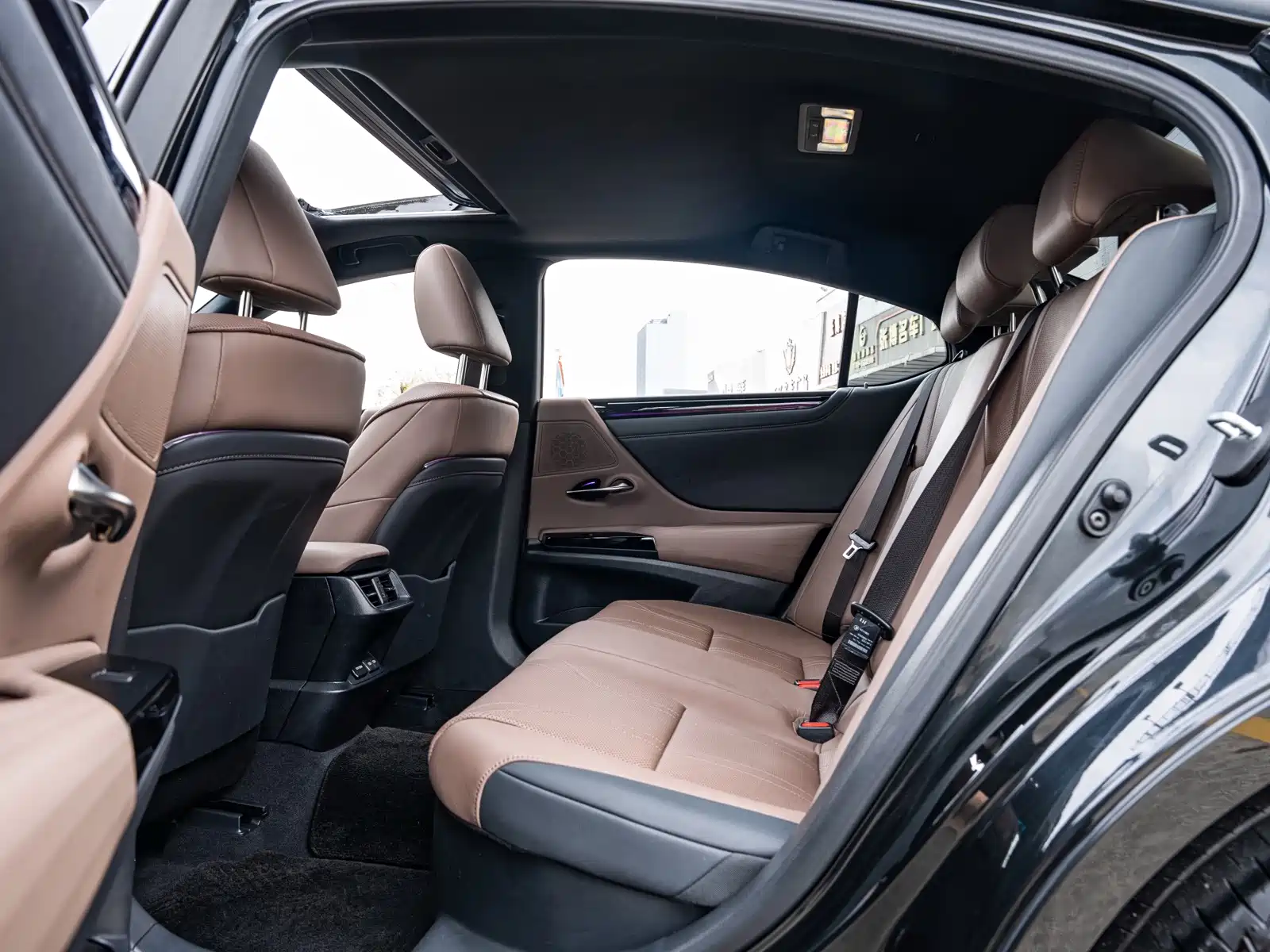 Photo 10 - Lexus ES