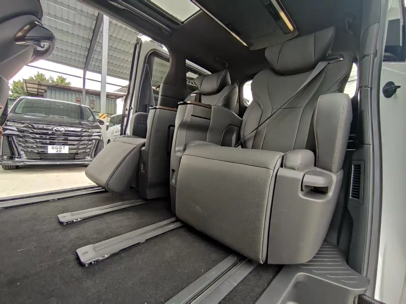 Toyota Alphard 2024 Hybrid 2.5L Ultimate Enjoyment Edition фото 10
