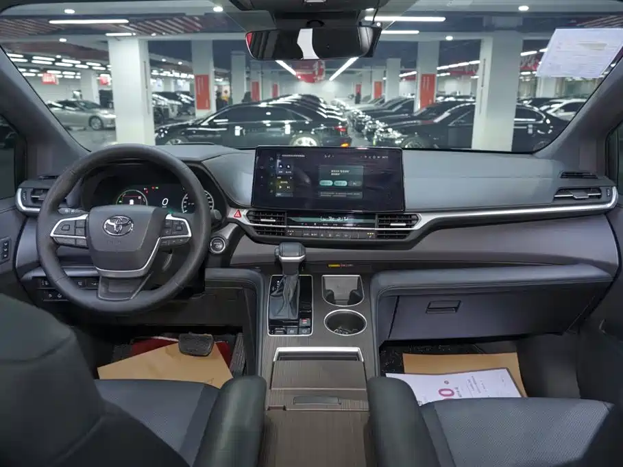 Toyota Granvia 2024 2.5L Hybrid Premium PLUS 4WD Edition фото 8